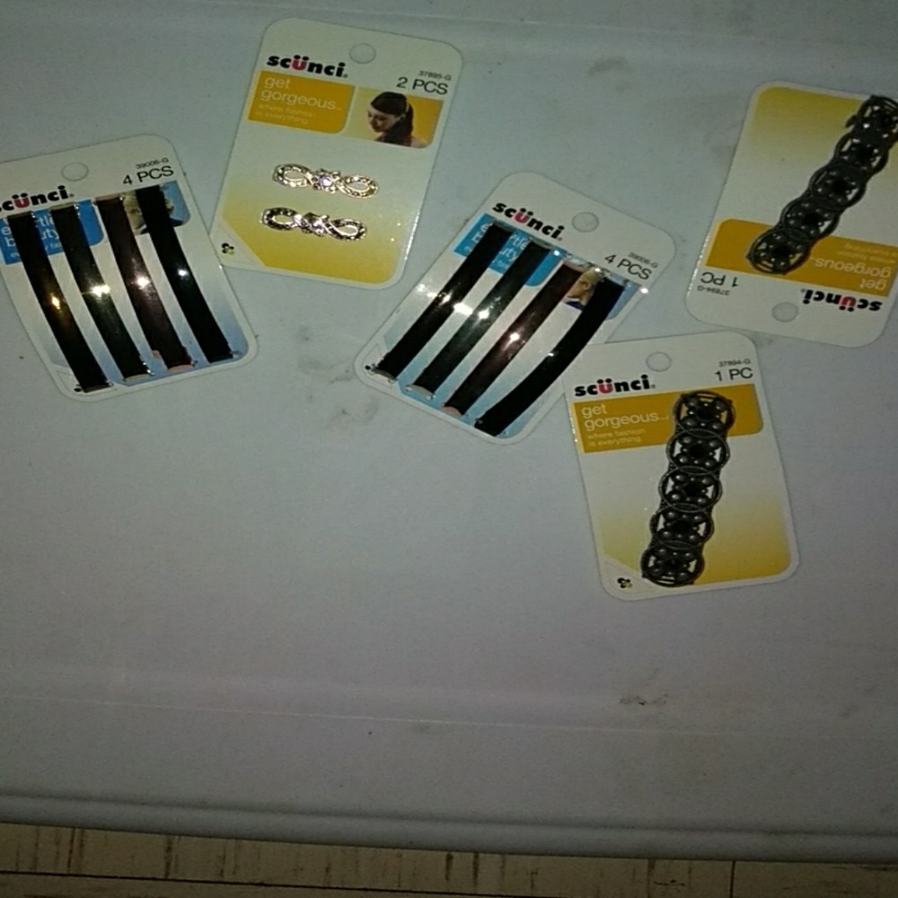 Scunci hair clips